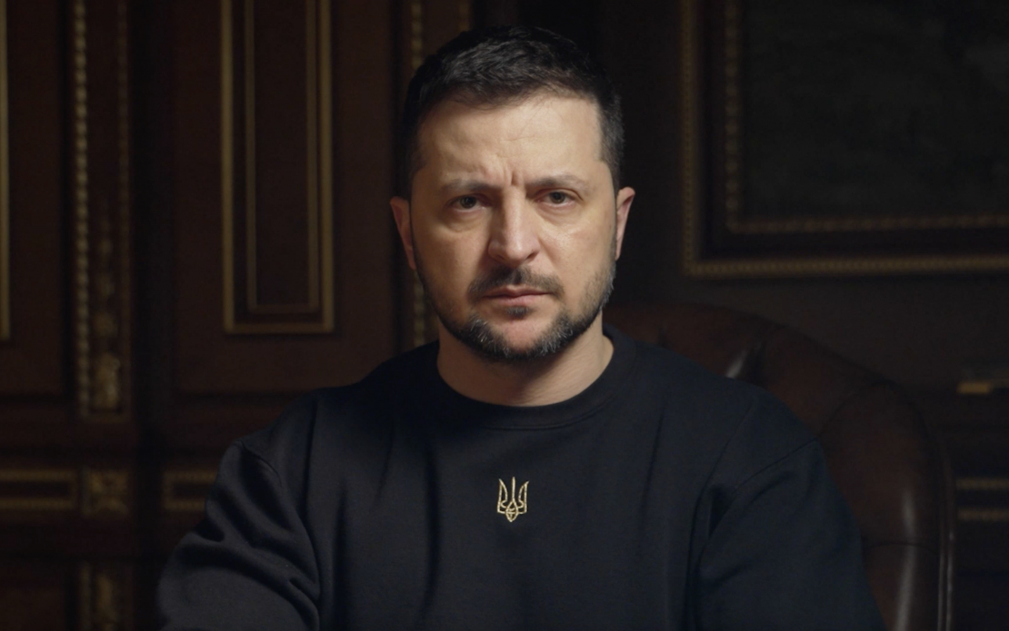 звернення Президента України Володимира Зеленського до українського народу з нагоди річниці початку війни з Росією, що відбулася 24 лютого 2022 року. Президент висловлює подяку захисникам України та усім, хто допомагає у збереженні незалежності та територіальної цілісності країни. В зверненні підкреслюється віра та сила духу українців, які витримали перший рік війни та продовжують боротися за майбутнє своєї країни.