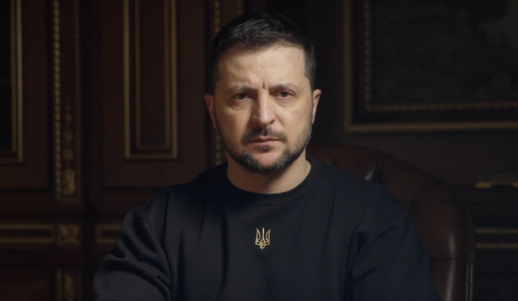 звернення Президента України Володимира Зеленського до українського народу з нагоди річниці початку війни з Росією, що відбулася 24 лютого 2022 року. Президент висловлює подяку захисникам України та усім, хто допомагає у збереженні незалежності та територіальної цілісності країни. В зверненні підкреслюється віра та сила духу українців, які витримали перший рік війни та продовжують боротися за майбутнє своєї країни.