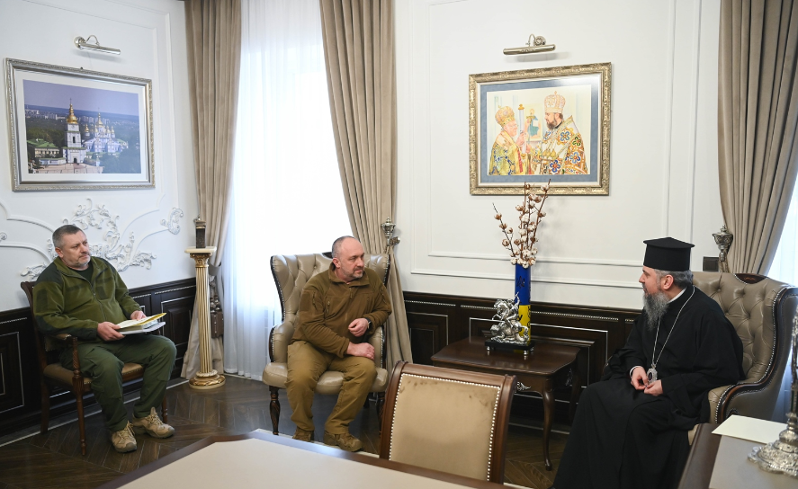 Митрополит Епіфаній зустрівся з першим заступником Міністра оборони для обговорення річниці протистояння російському вторгненню та ролі Української Церкви в духовній підтримці захисників Батьківщини.