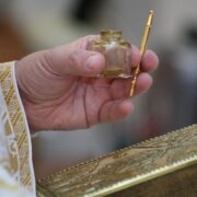 Святе Миропомазання: духовний лікуючий засіб, опис та історія обряду