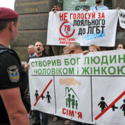 Релігійні спільноти протестують проти законопроєкту про реєстровані партнерства в Україні, який може привести до легалізації одностатевих шлюбів