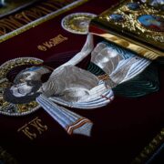 Використання Святої Плащаниці в богослужіннях Великої п’ятниці та суботи: історичні корені та різні способи виконання