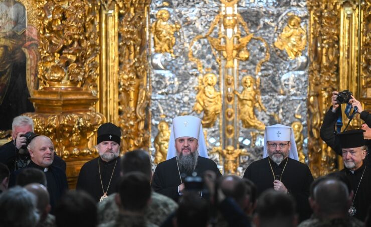 Збройні сили України отримали перших професійних військових капеланів та їхній прапор: благословіння та нагороди від Блаженнішого Митрополита Епіфанія