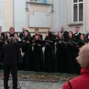 Отче наш: Мелодійна краса та духовна глибина виконання, що зміцнюють серця