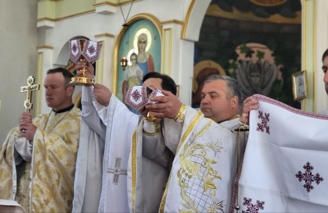 ФОТО/ВІДЕО/Божественна літургія в храмі Святих Жон Мироносиць у с. Почапинці