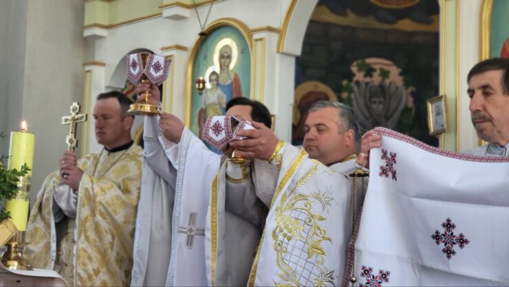 ФОТО/ВІДЕО/Божественна літургія в храмі Святих Жон Мироносиць у с. Почапинці