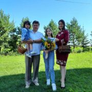 Особливі стосунки між батьком та доньками: Шанобливе ставлення до мами в родині протоієрея Романа Будзинського