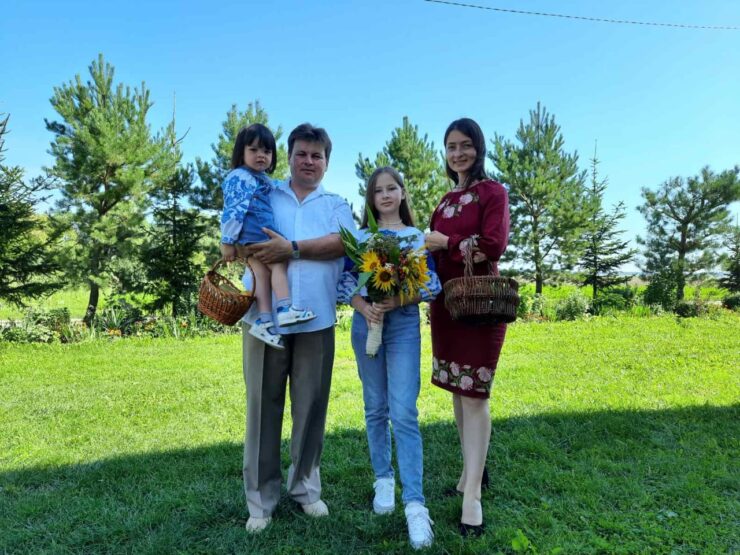 Особливі стосунки між батьком та доньками: Шанобливе ставлення до мами в родині протоієрея Романа Будзинського