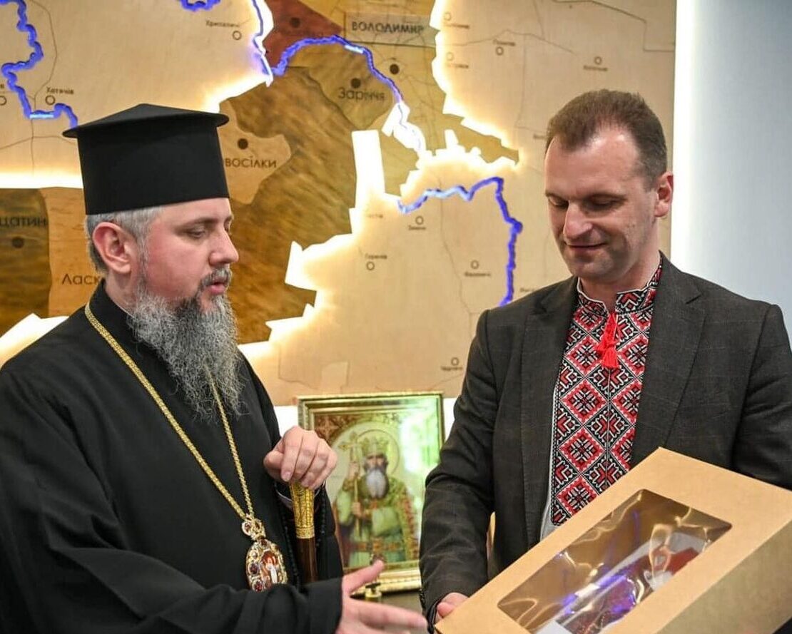 Вишита сорочка для Блаженнішого Митрополита Епіфанія: зустріч з міським головою Володимира