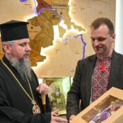 Вишита сорочка для Блаженнішого Митрополита Епіфанія: зустріч з міським головою Володимира