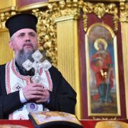 Предстоятель освятив ікони написані на бронеплитах
