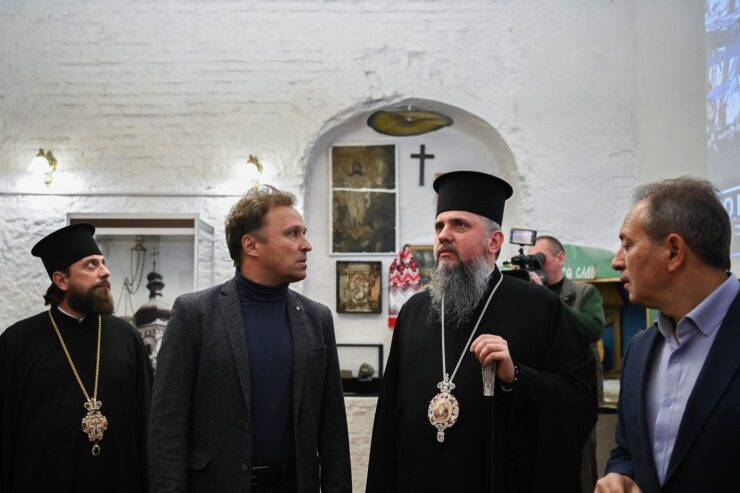 Предстоятель у Лаврі взяв участь у відкритті виставки «…Але будуть відроджені у славі і силі»