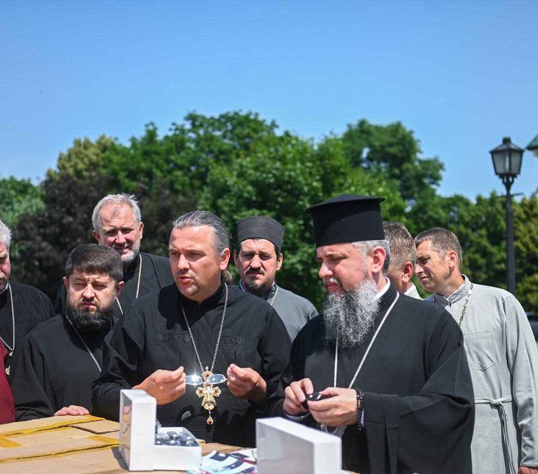Предстоятель передав 28 тисяч окулярів для літніх людей у прифронтових і деокупованих територіях