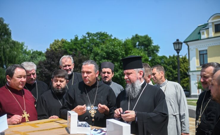 Предстоятель передав 28 тисяч окулярів для літніх людей у прифронтових і деокупованих територіях