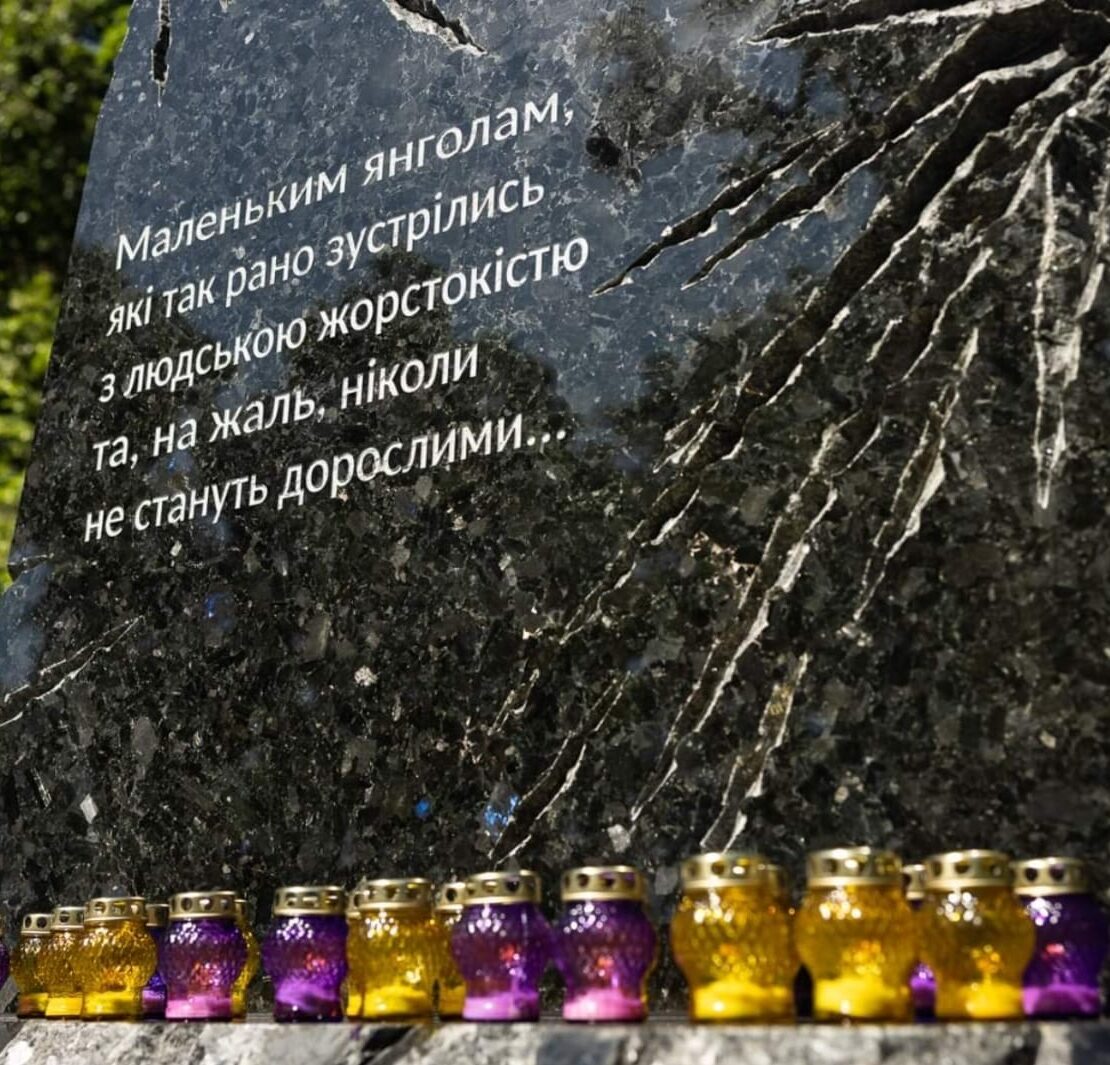 Україна сумує та висловлює вічну пам'ять безглуздим жертвам насильницької війни