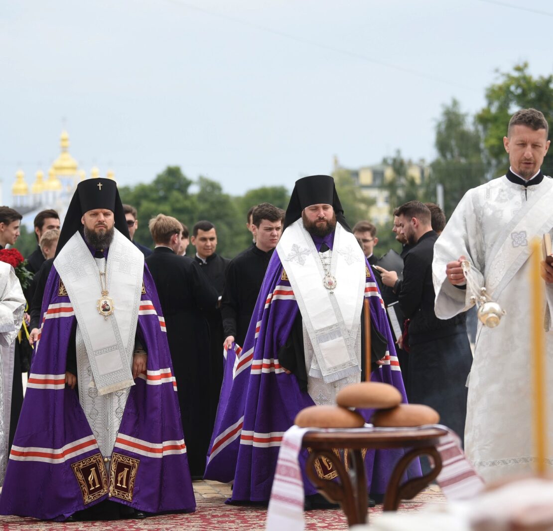 Заупокійна молитва біля могили Святішого Патріарха Володимира Романюка у Києві