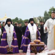 Заупокійна молитва біля могили Святішого Патріарха Володимира Романюка у Києві