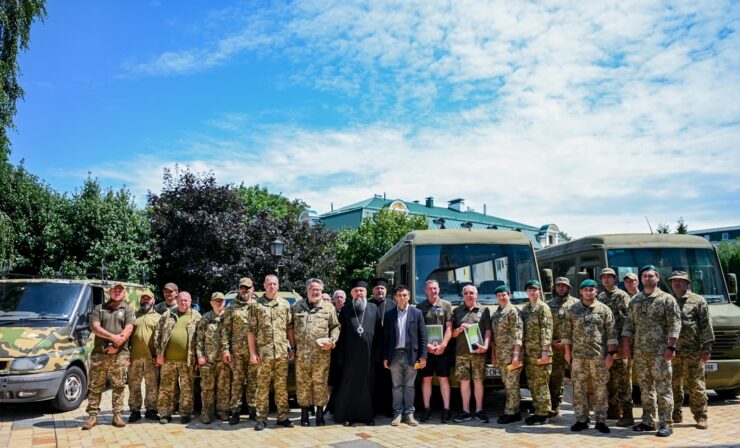 Предстоятель освятив автомобілі та передав їх для потреб захисників України.