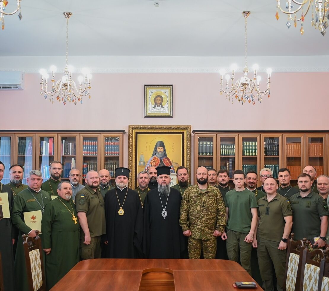 Підтримка захисників: Митрополит Епіфаній вручив мандати військовим капеланам