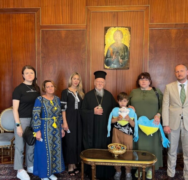 Родичі українських військових, що в полоні перебувають зустрілися з Вселенським Патріархом для підтримки та молитви