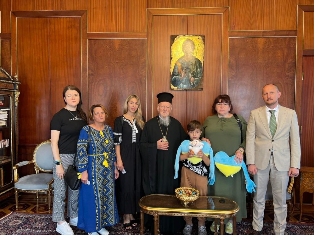 Родичі українських військових, що в полоні перебувають зустрілися з Вселенським Патріархом для підтримки та молитви