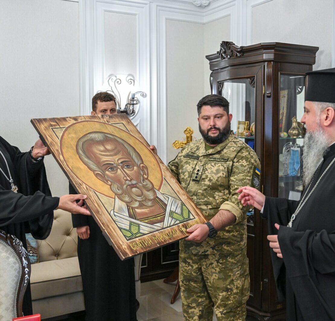 Митрополит Епіфаній вручає церковні нагороди воїнам