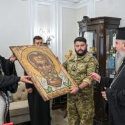Митрополит Епіфаній вручає церковні нагороди воїнам