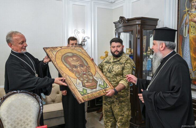 Митрополит Епіфаній вручає церковні нагороди воїнам
